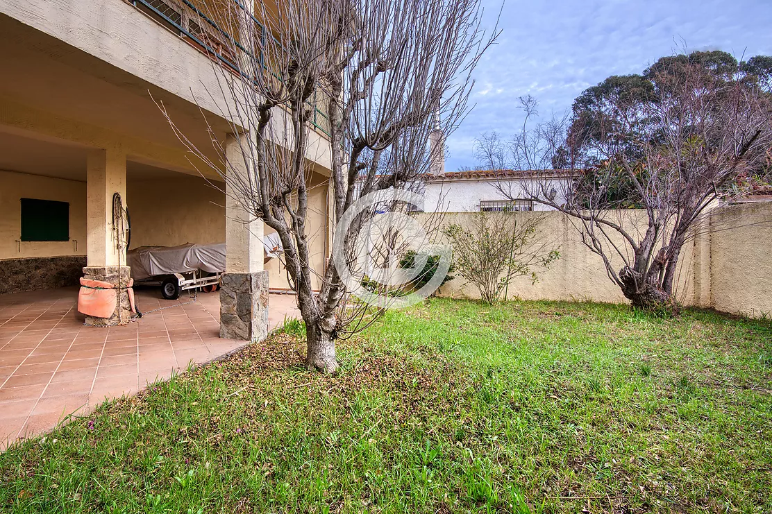 Casa amb jardí amb moltes possibilitats a Vall-Llobrega