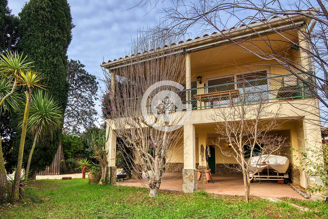 Casa amb jardí amb moltes possibilitats a Vall-Llobrega