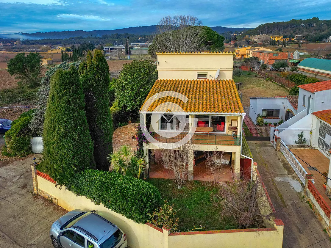 Casa amb jardí amb moltes possibilitats a Vall-Llobrega