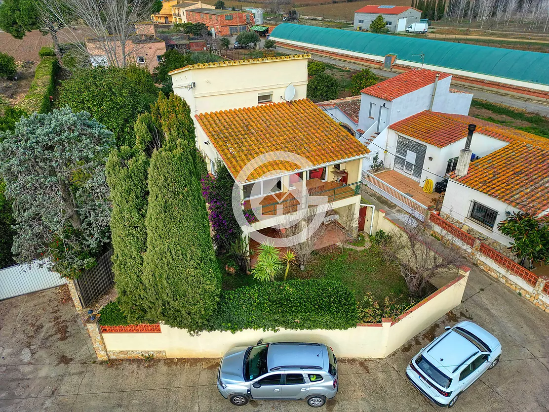 Casa amb jardí amb moltes possibilitats a Vall-Llobrega