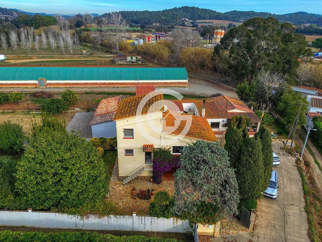 Casa amb jardí amb moltes possibilitats a Vall-Llobrega