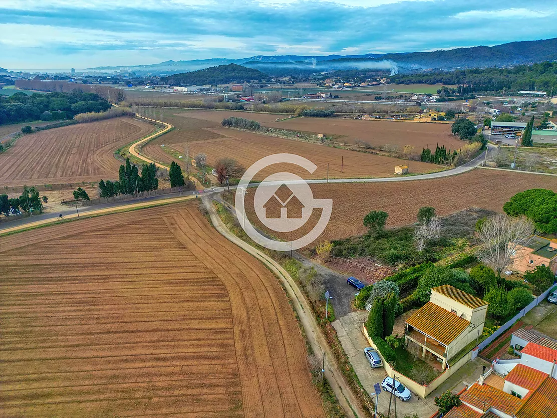 Casa amb jardí amb moltes possibilitats a Vall-Llobrega