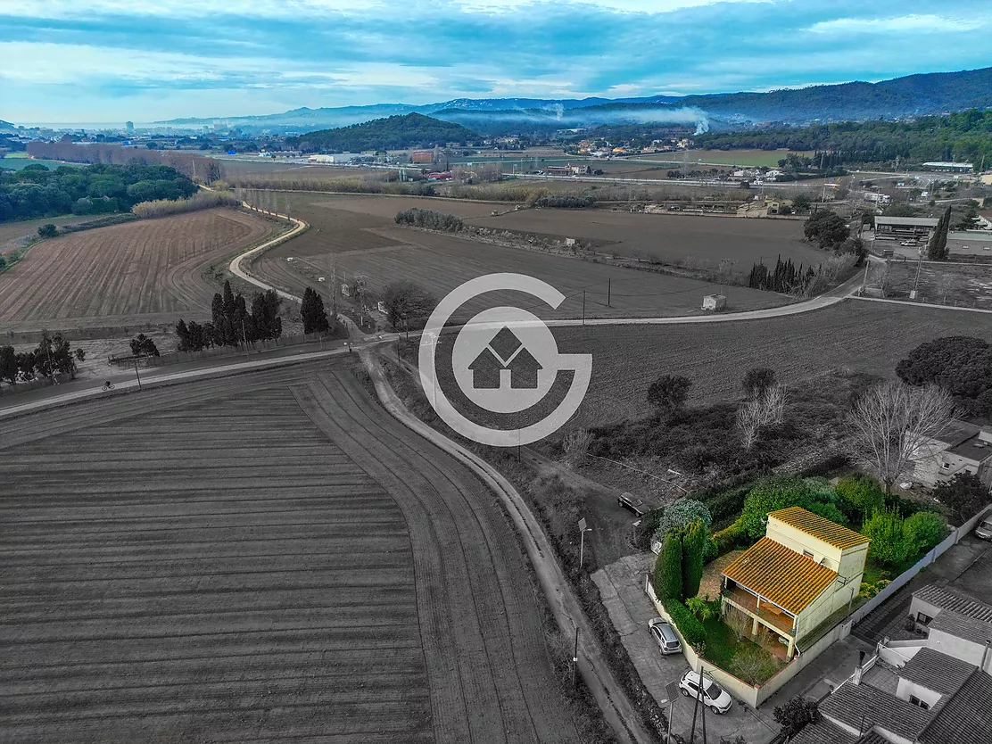 Casa amb jardí amb moltes possibilitats a Vall-Llobrega