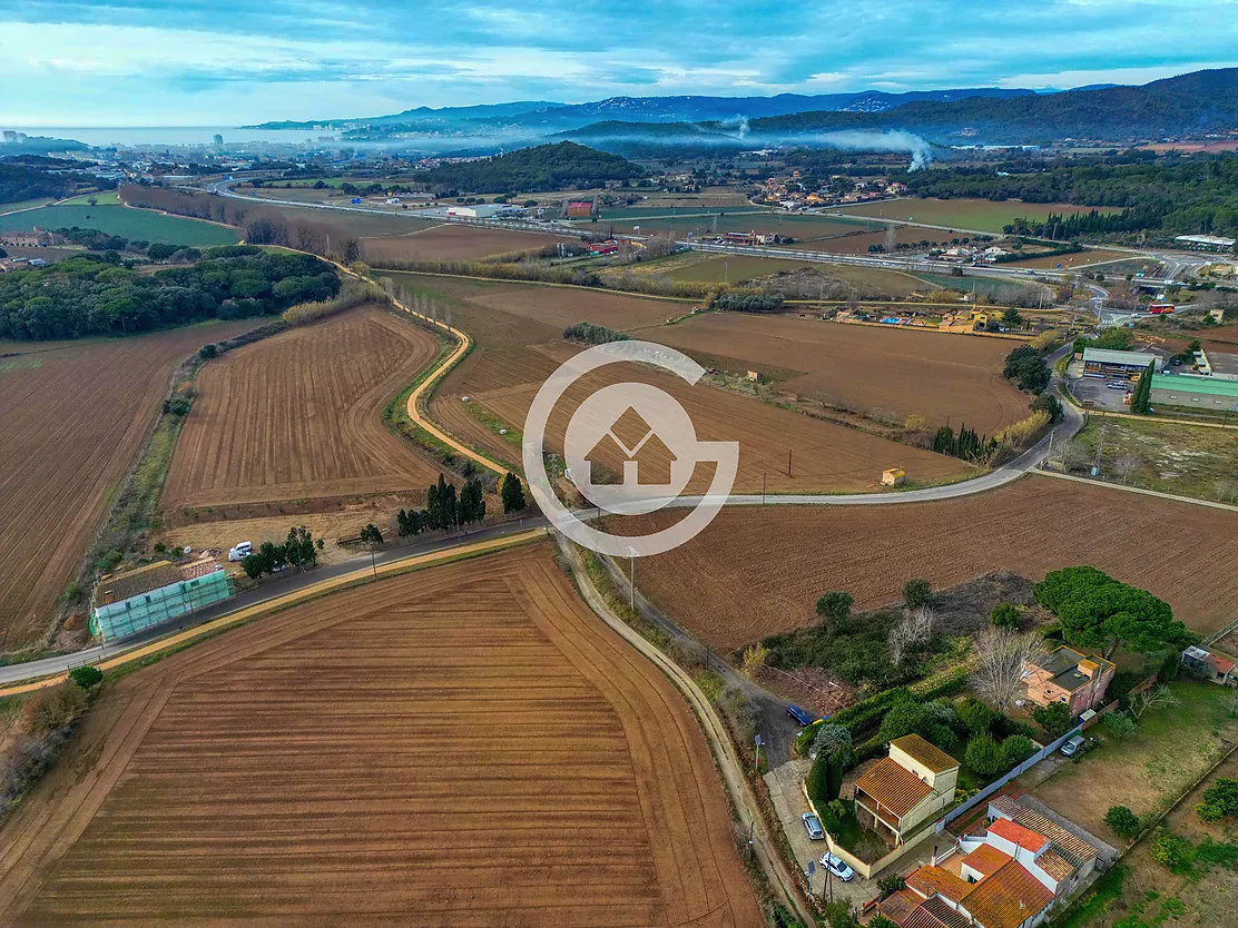 Casa amb jardí amb moltes possibilitats a Vall-Llobrega