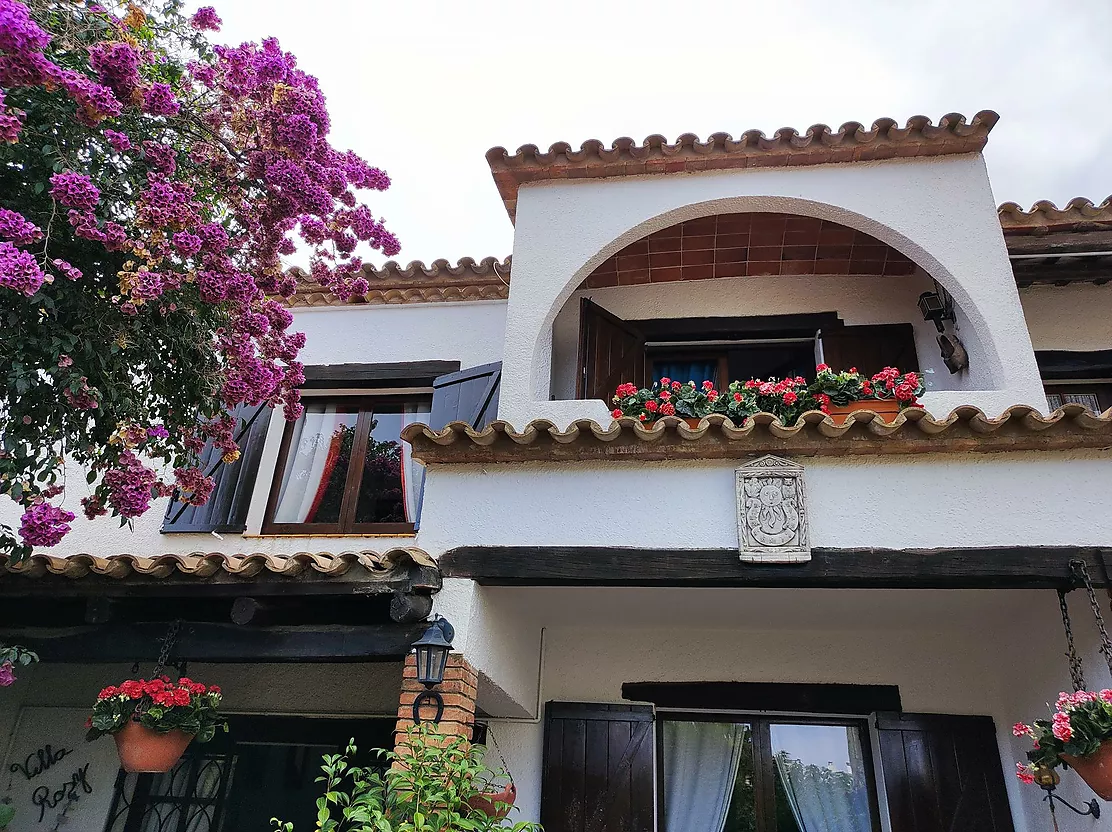 Townhouse with access to a spacious terrace-porch