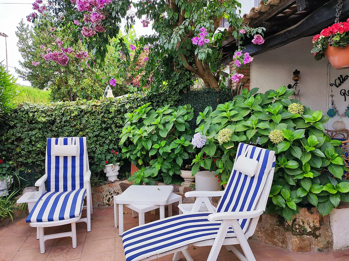 Casa adossada amb una bona sortida a àmplia terrassa-porxo.