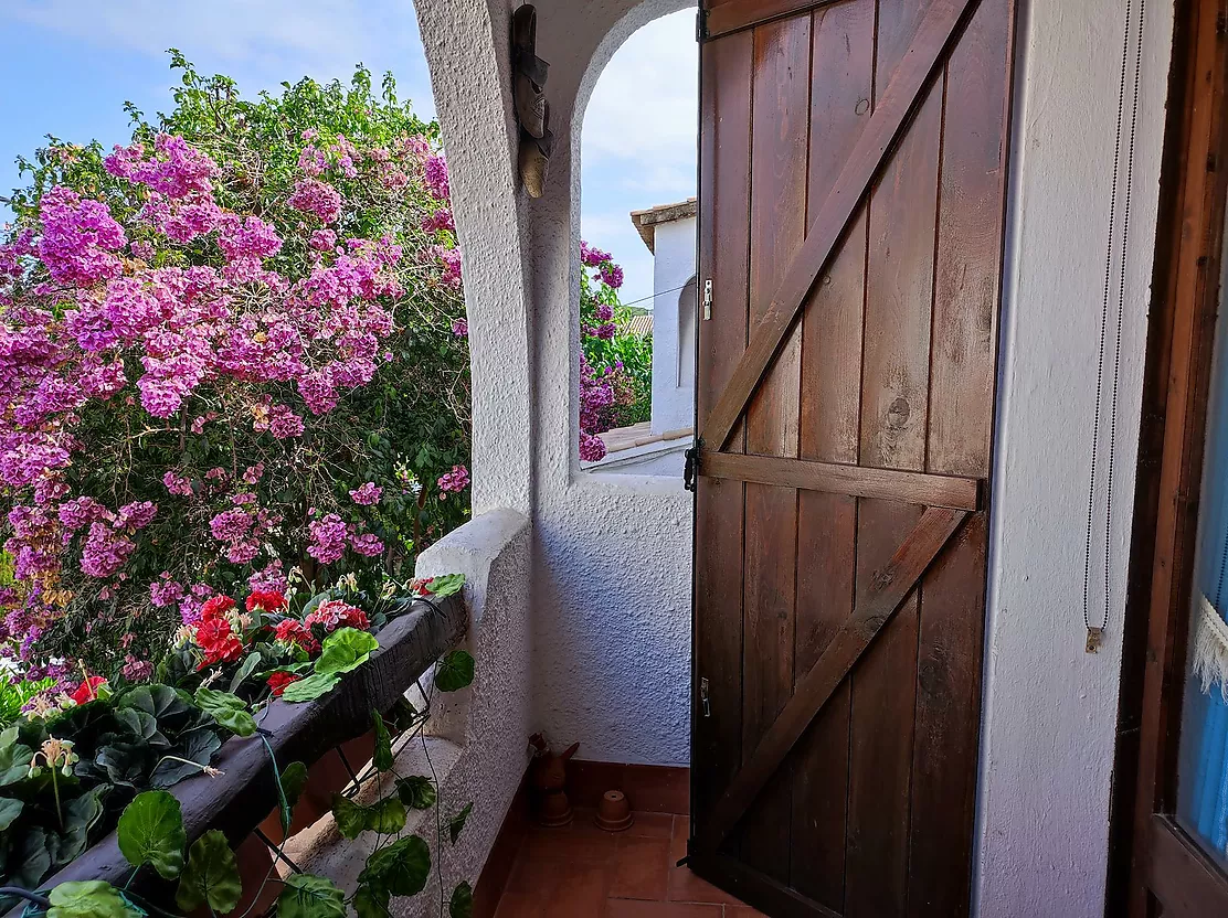 Casa adossada amb una bona sortida a àmplia terrassa-porxo.