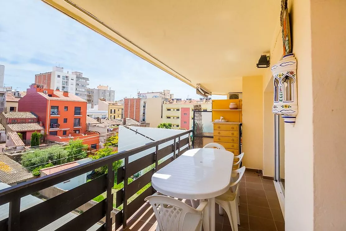 Appartement lumineux à 2 minutes de la plage à Sant Antoni de Calonge, avec terrasse et parking.