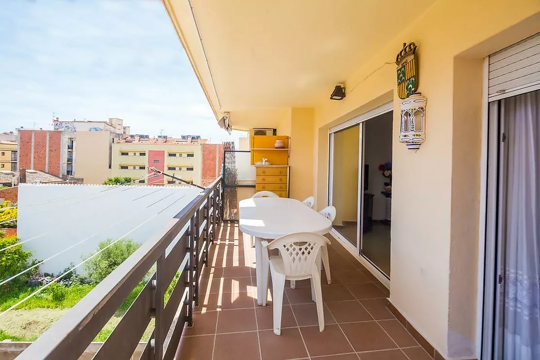 Bright apartment 2 minutes from the beach in Sant Antoni de Calonge, with terrace and parking.