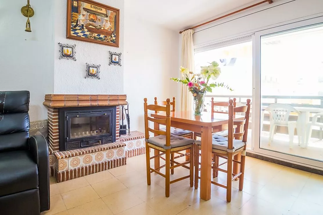 Bright apartment 2 minutes from the beach in Sant Antoni de Calonge, with terrace and parking.