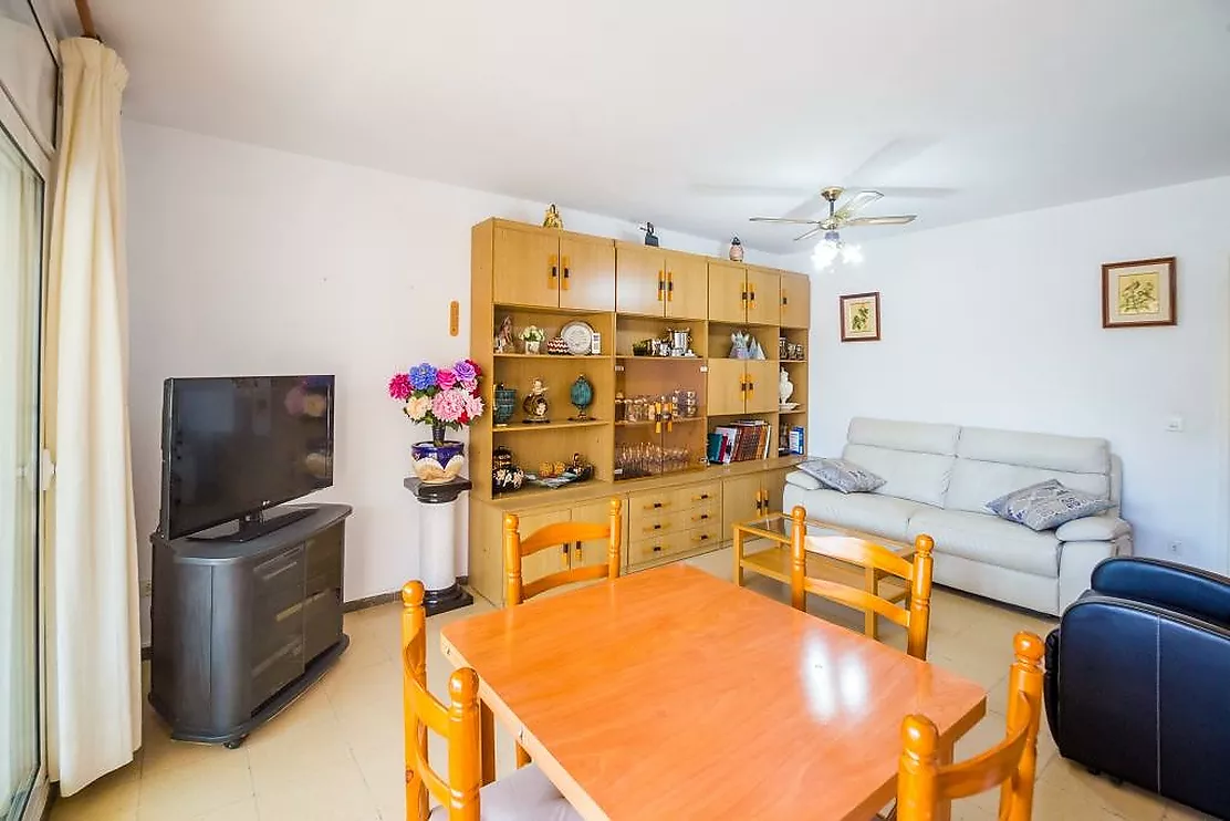 Bright apartment 2 minutes from the beach in Sant Antoni de Calonge, with terrace and parking.