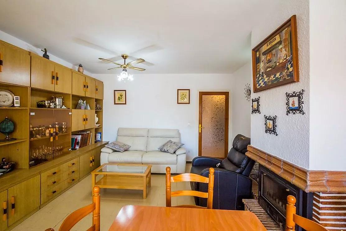 Bright apartment 2 minutes from the beach in Sant Antoni de Calonge, with terrace and parking.