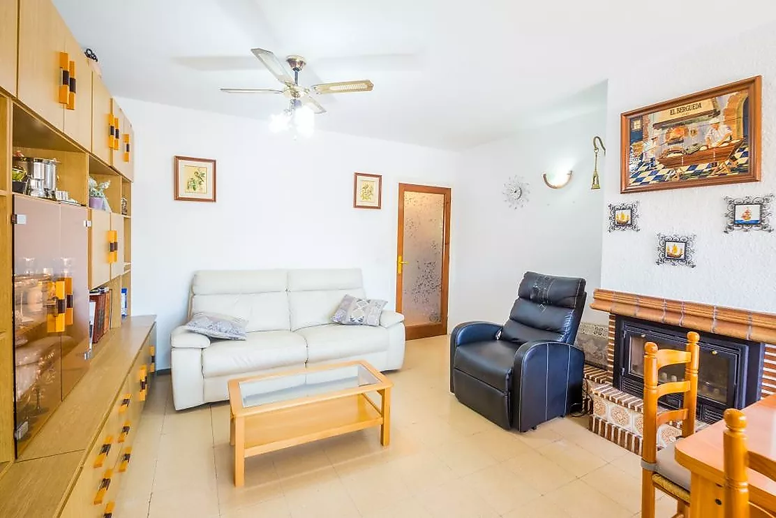 Bright apartment 2 minutes from the beach in Sant Antoni de Calonge, with terrace and parking.