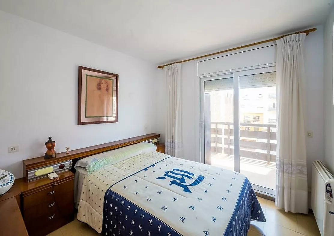 Bright apartment 2 minutes from the beach in Sant Antoni de Calonge, with terrace and parking.