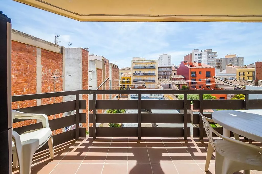 Bright apartment 2 minutes from the beach in Sant Antoni de Calonge, with terrace and parking.