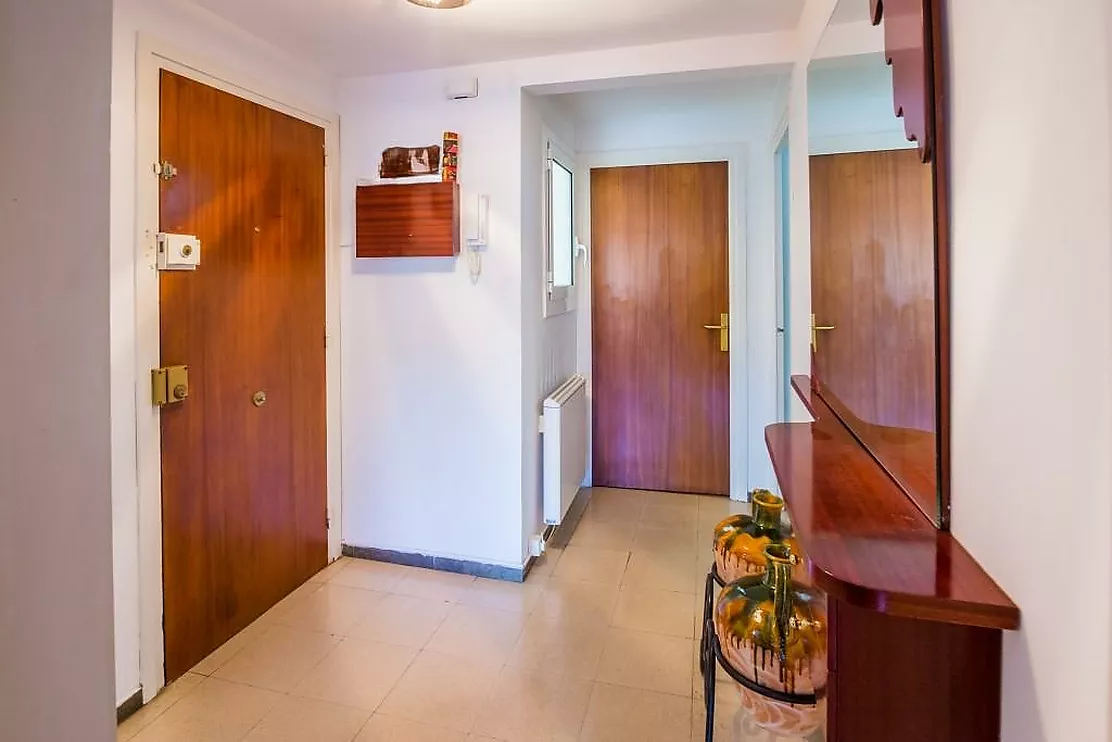 Bright apartment 2 minutes from the beach in Sant Antoni de Calonge, with terrace and parking.