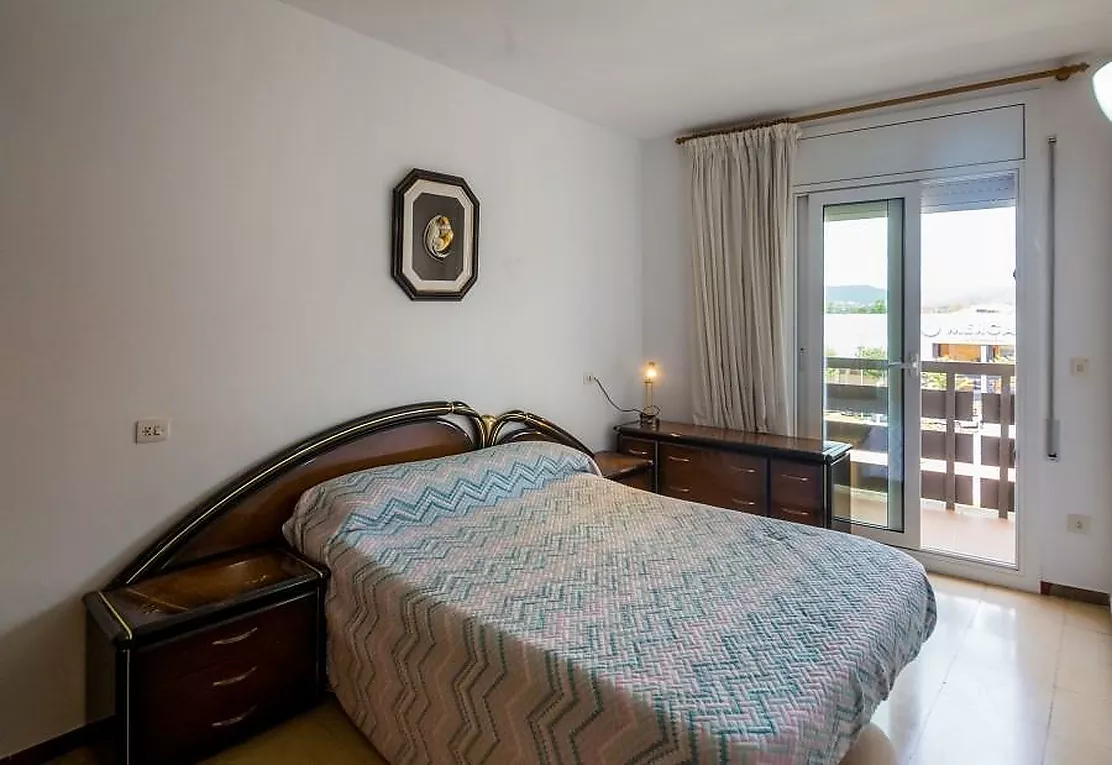 Bright apartment 2 minutes from the beach in Sant Antoni de Calonge, with terrace and parking.