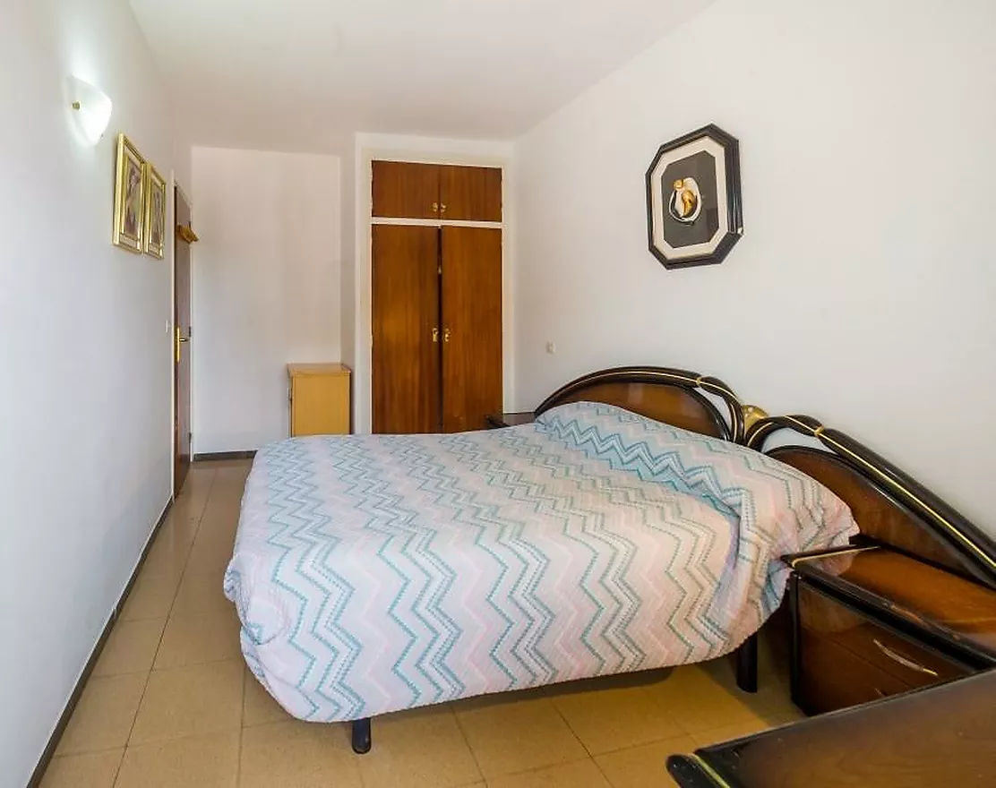 Bright apartment 2 minutes from the beach in Sant Antoni de Calonge, with terrace and parking.