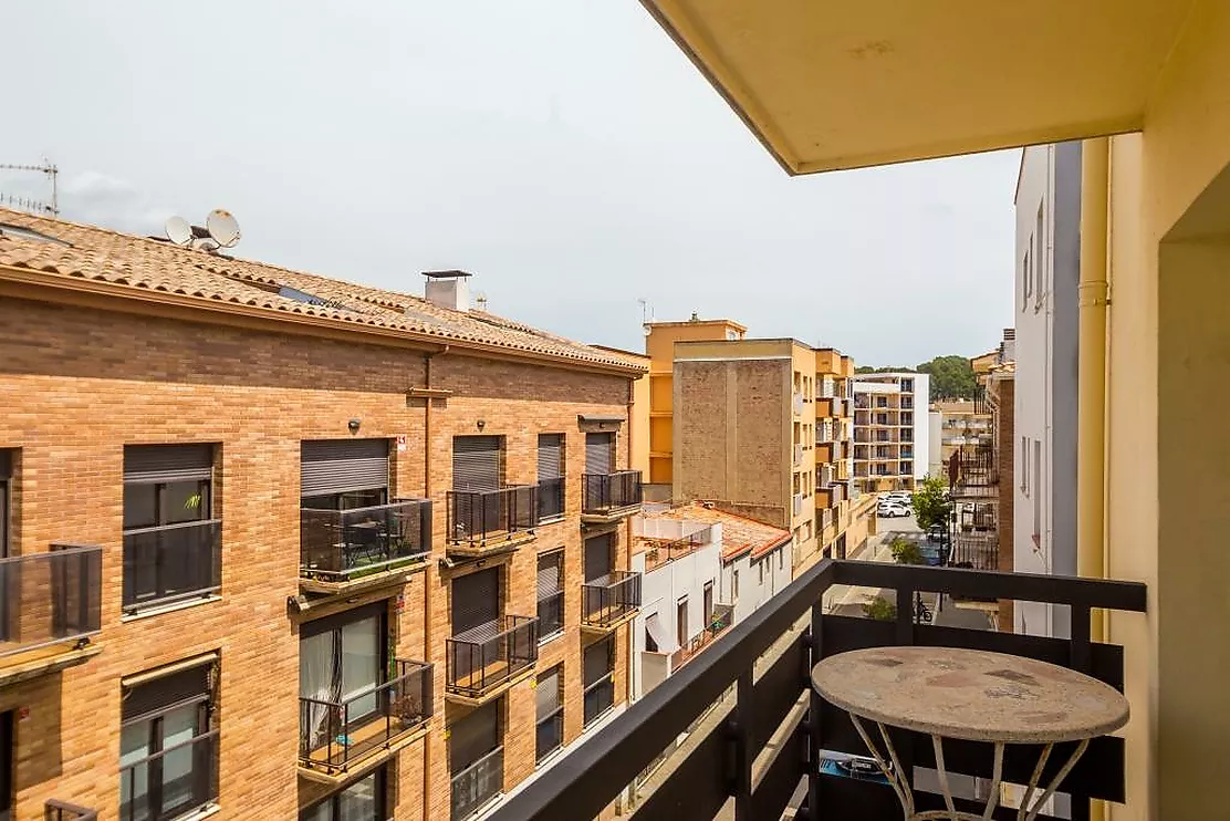 Bright apartment 2 minutes from the beach in Sant Antoni de Calonge, with terrace and parking.