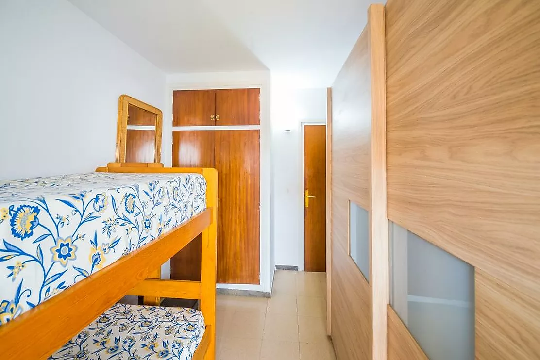 Bright apartment 2 minutes from the beach in Sant Antoni de Calonge, with terrace and parking.