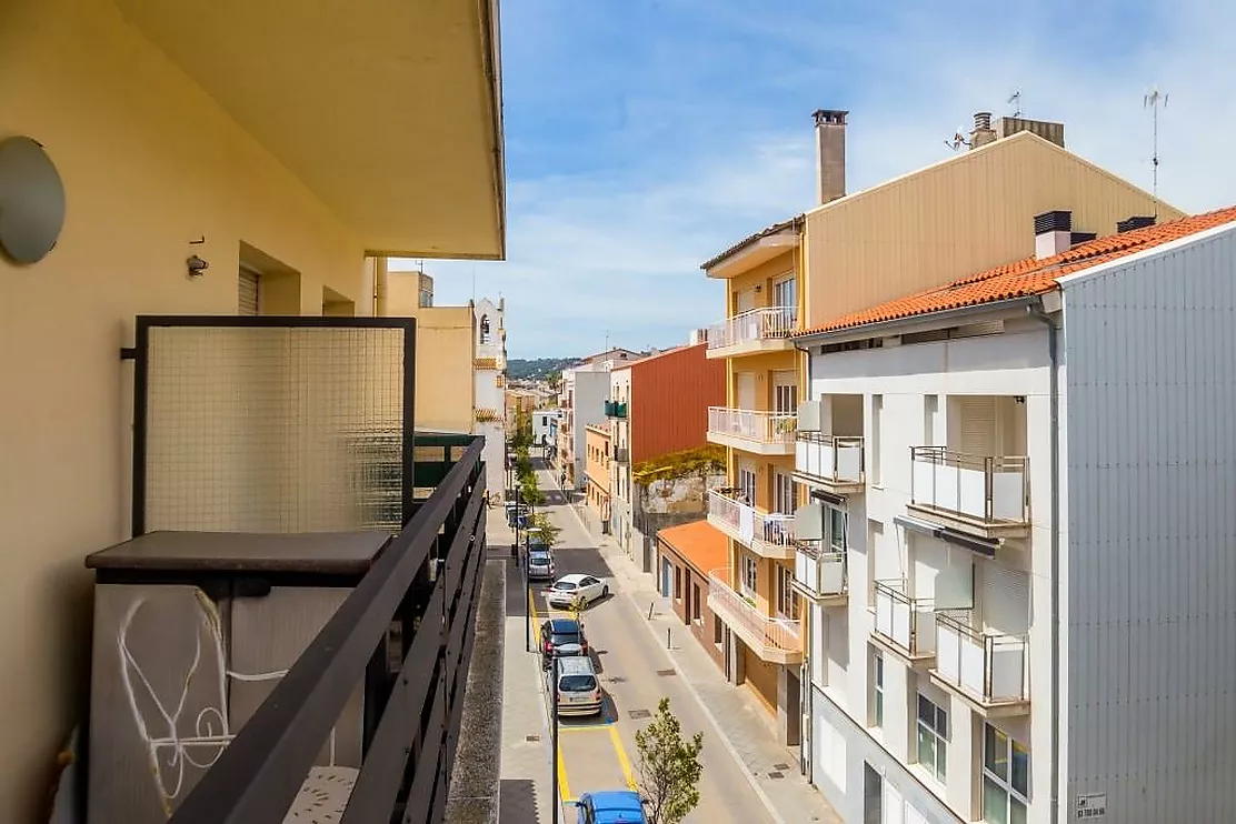 Bright apartment 2 minutes from the beach in Sant Antoni de Calonge, with terrace and parking.