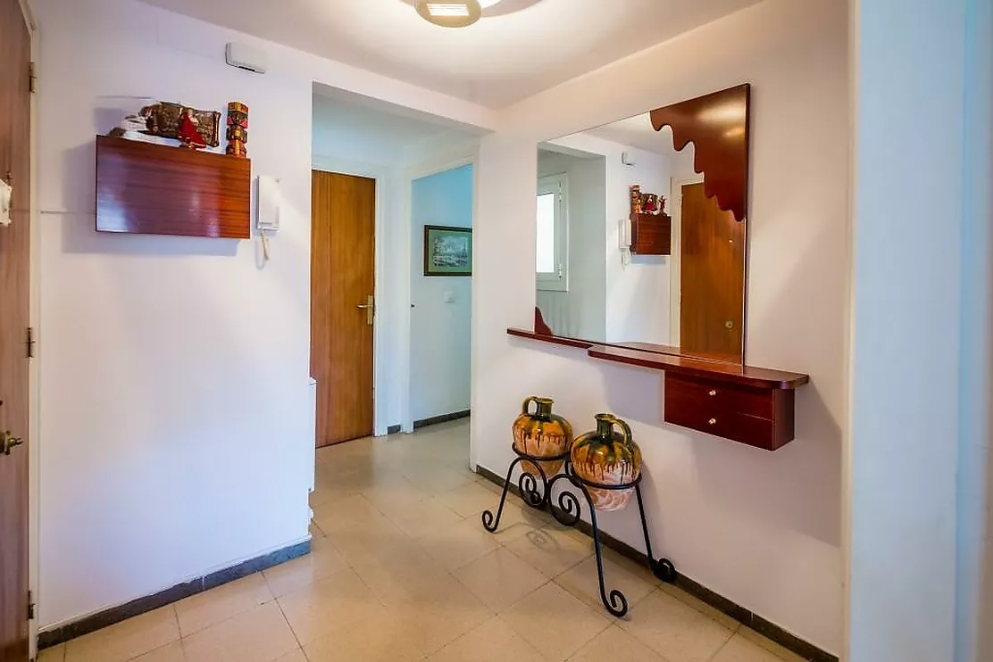 Bright apartment 2 minutes from the beach in Sant Antoni de Calonge, with terrace and parking.