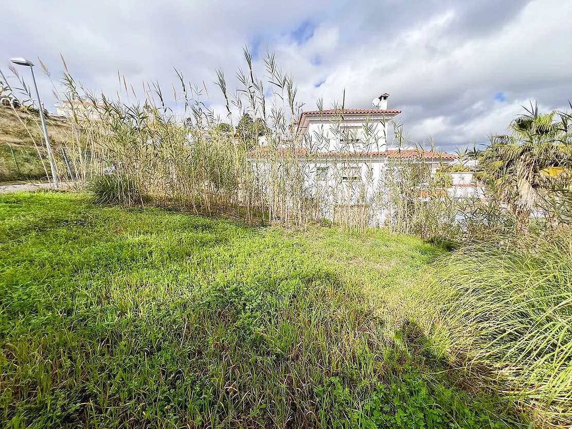 Terreno De 811 m2 En Una Urbanización Privada De Lloret De Mar