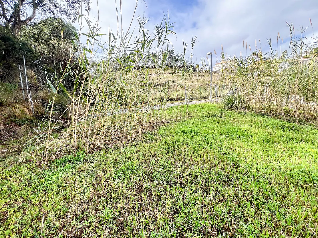 Terreno De 811 m2 En Una Urbanización Privada De Lloret De Mar