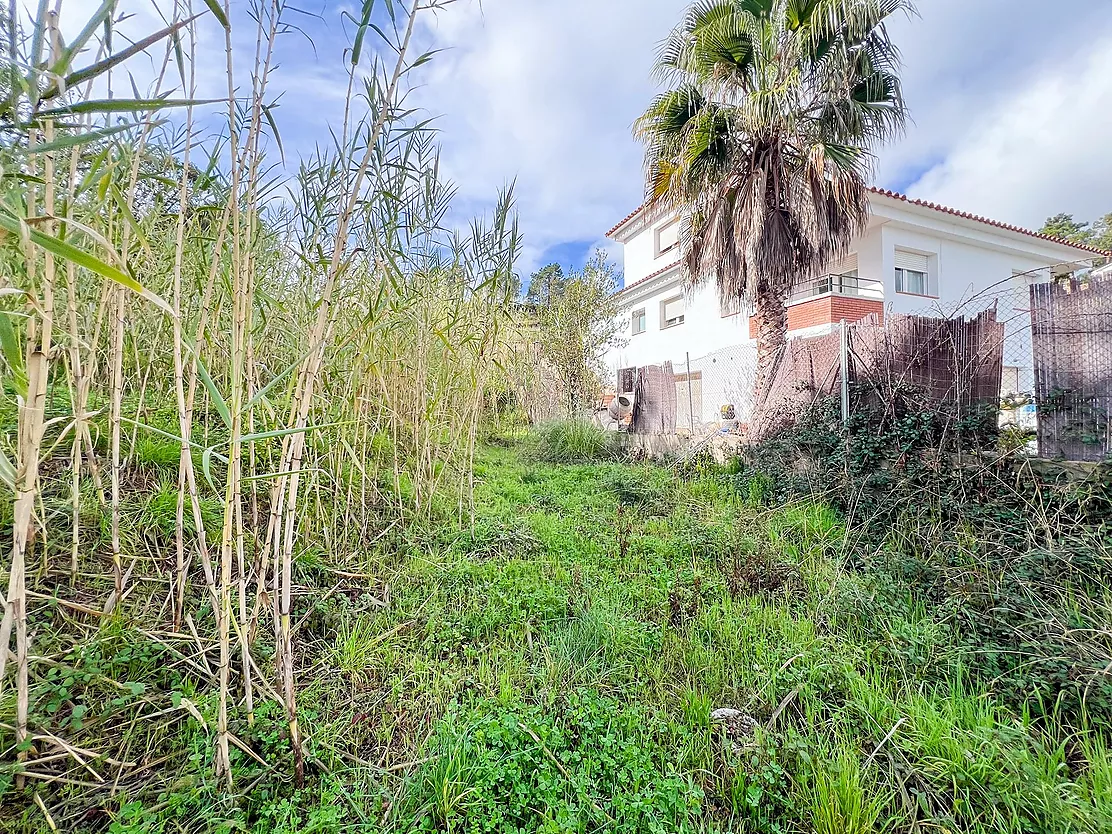 Terreno De 811 m2 En Una Urbanización Privada De Lloret De Mar