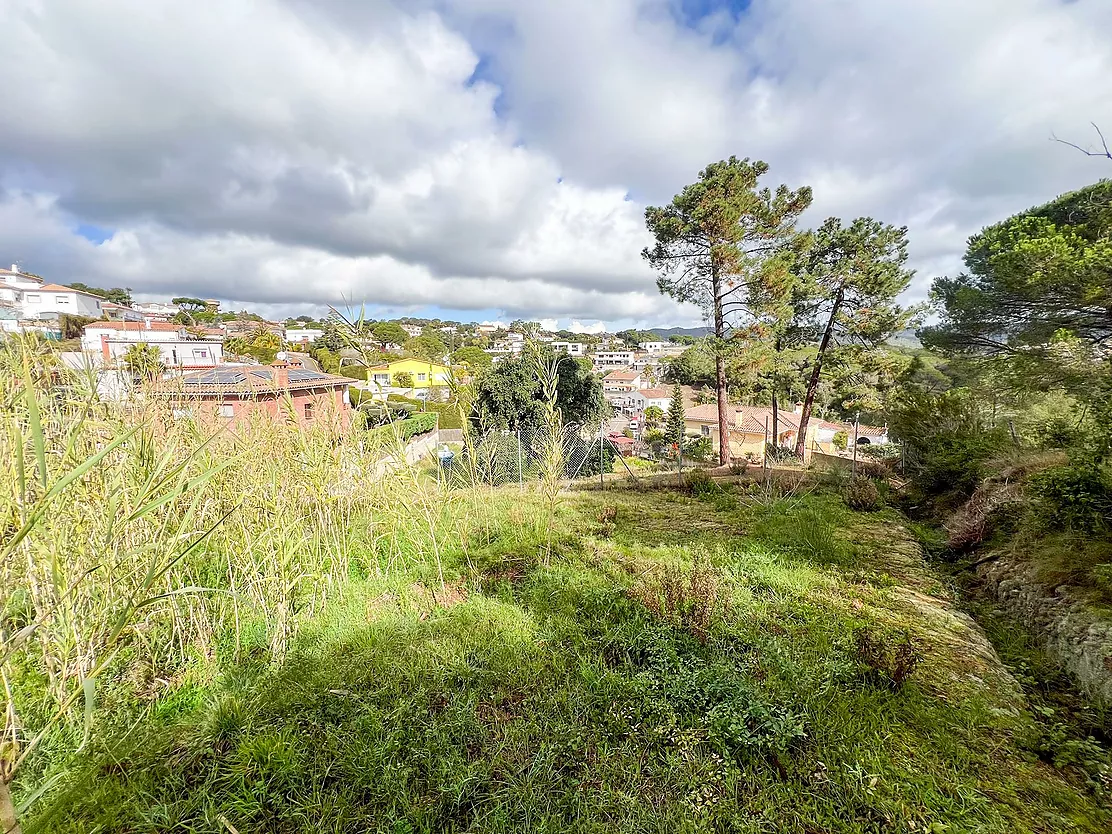 Terreno De 811 m2 En Una Urbanización Privada De Lloret De Mar