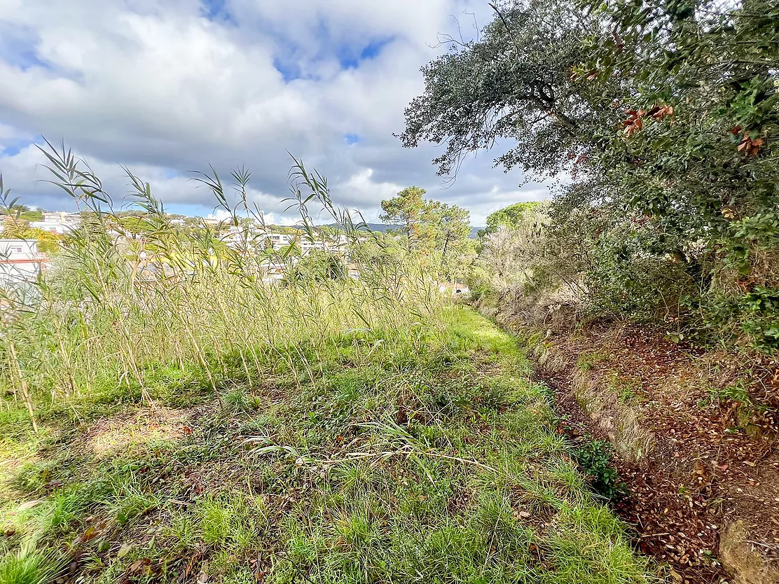 Terreno De 811 m2 En Una Urbanización Privada De Lloret De Mar