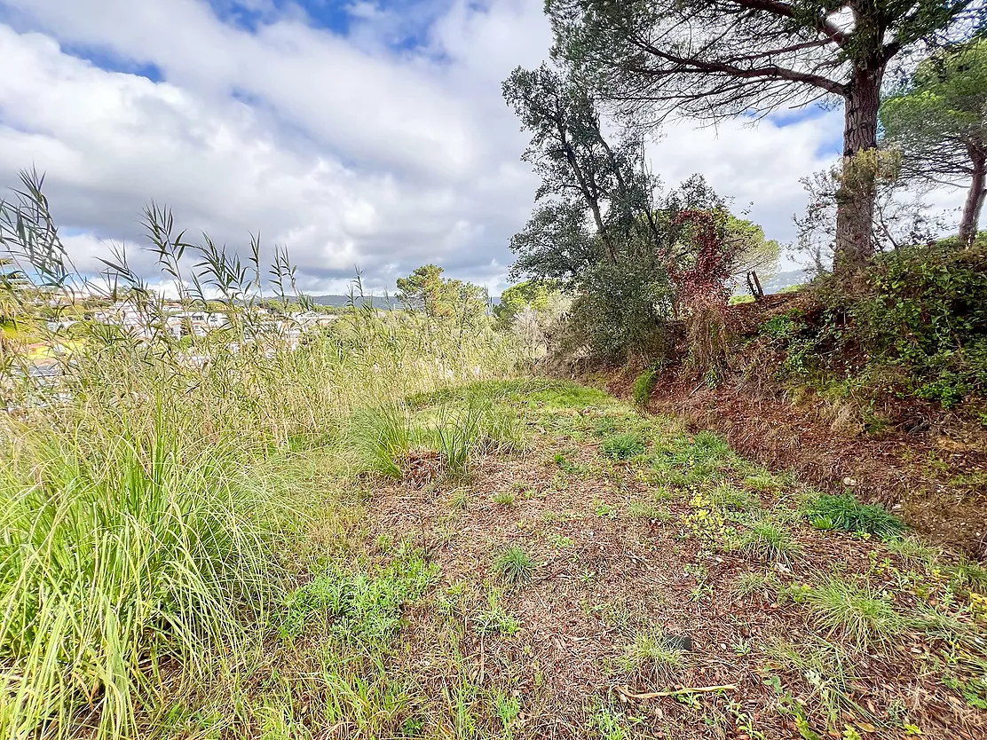 Terreno De 811 m2 En Una Urbanización Privada De Lloret De Mar