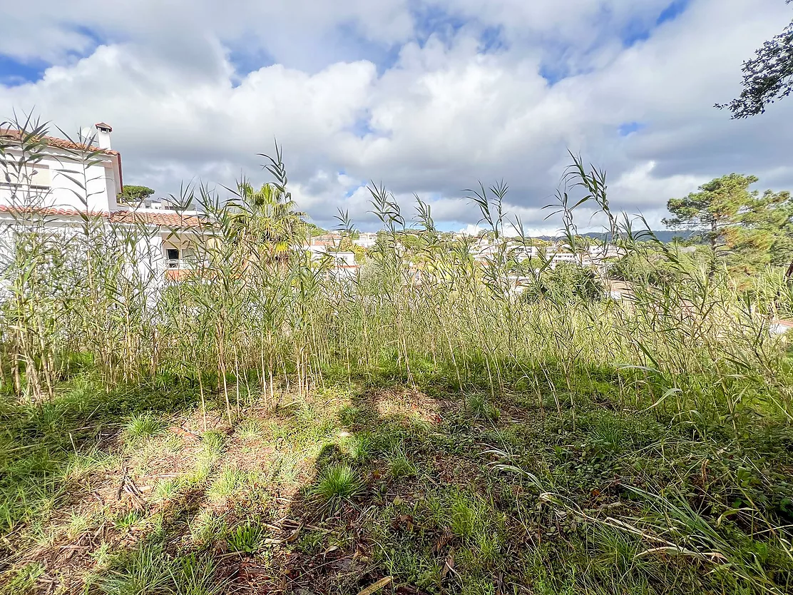 Terreno De 811 m2 En Una Urbanización Privada De Lloret De Mar