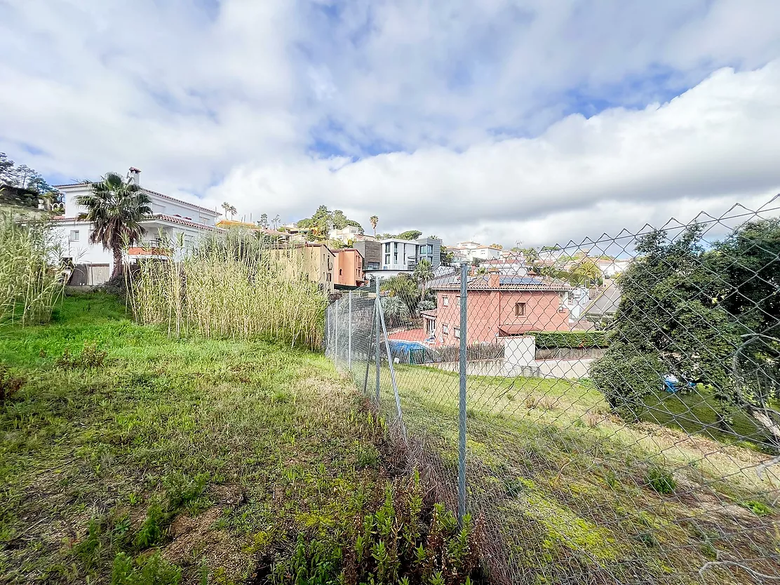 Terreno De 811 m2 En Una Urbanización Privada De Lloret De Mar