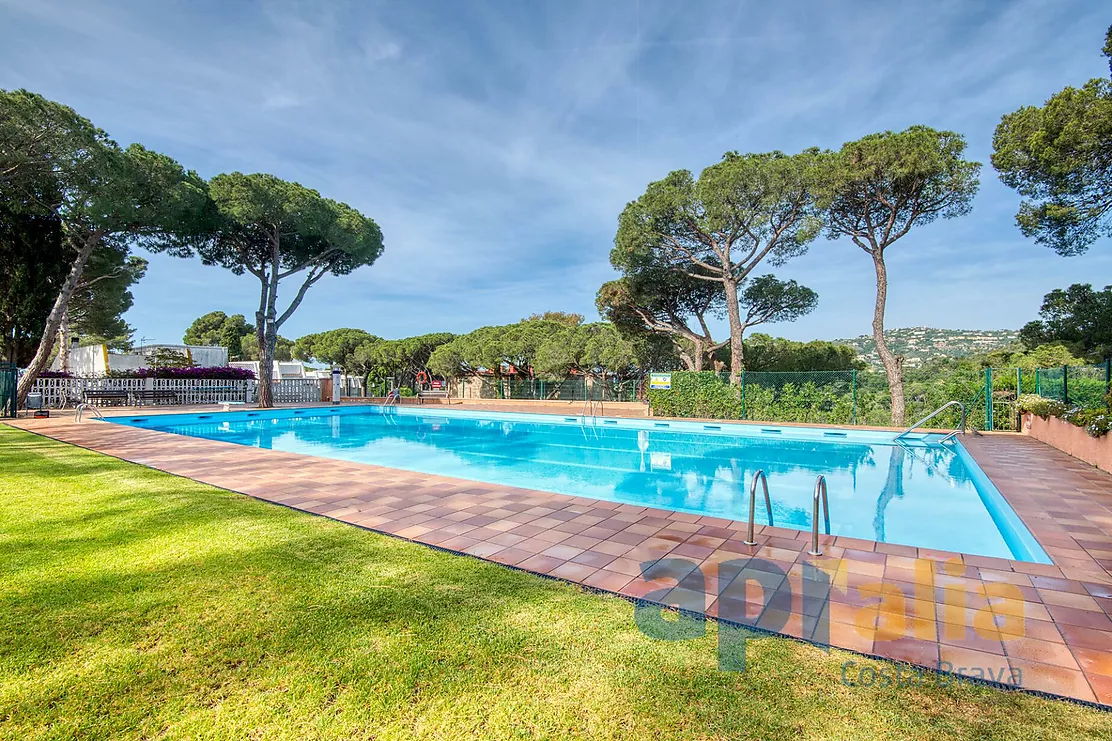 Maison de ville dans une communauté calme avec grande piscine et solarium