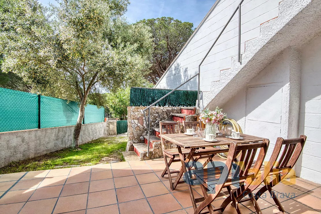 Casa adossada en comunitat tranquil·la amb gran piscina i solàrium