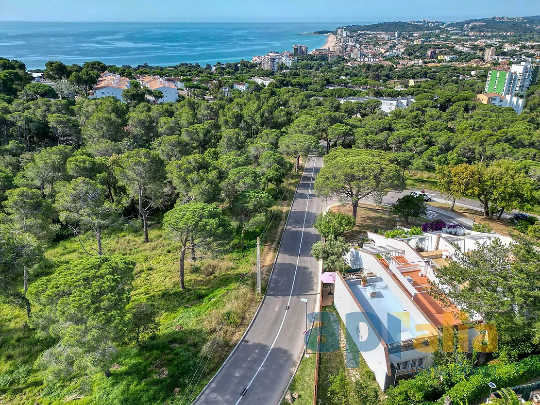 Casa adossada en comunitat tranquil·la amb gran piscina i solàrium