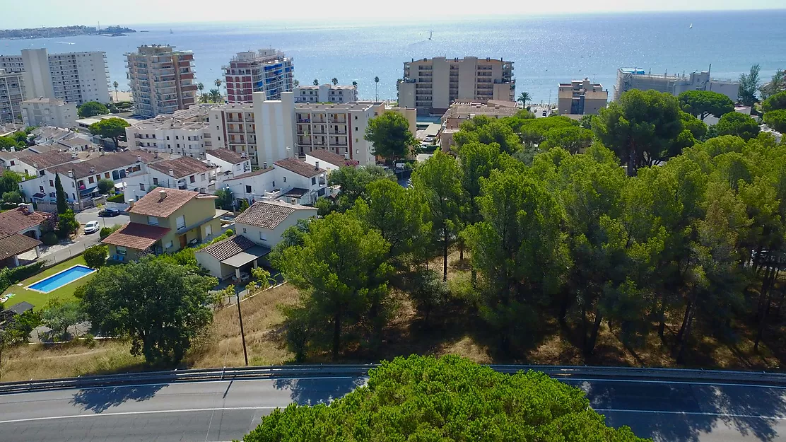 Una llar dissenyada per gaudir en família: ampli jardí, espais lluminosos i acabats de qualitat