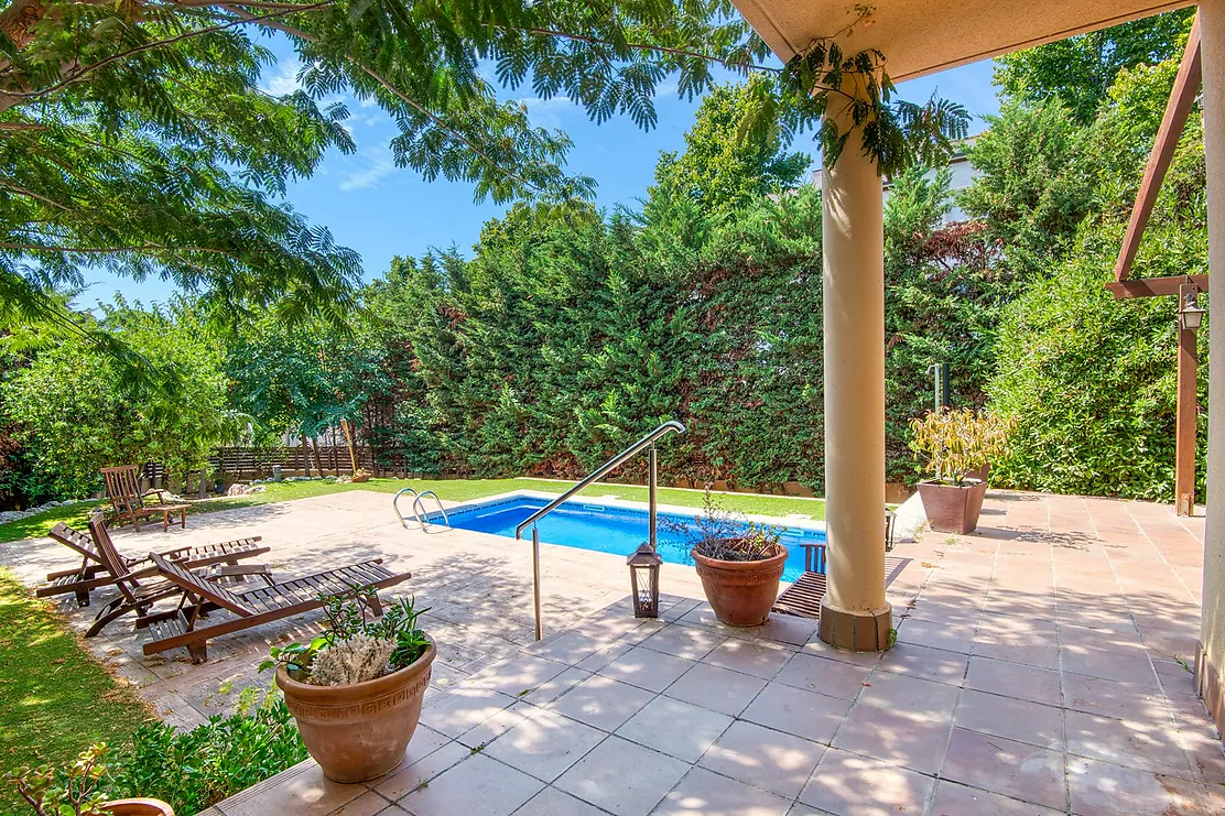 Casa aparellada amb jardí i piscina privada.