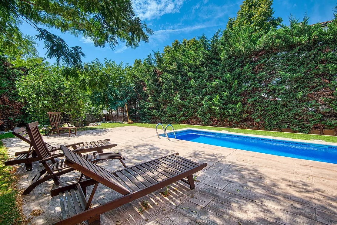 Casa aparellada amb jardí i piscina privada.