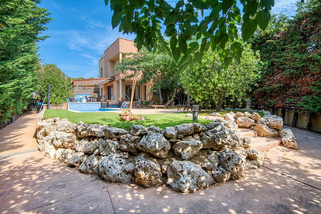 Casa aparellada amb jardí i piscina privada.