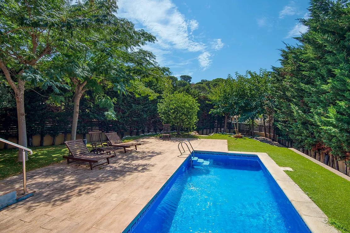 Casa aparellada amb jardí i piscina privada.