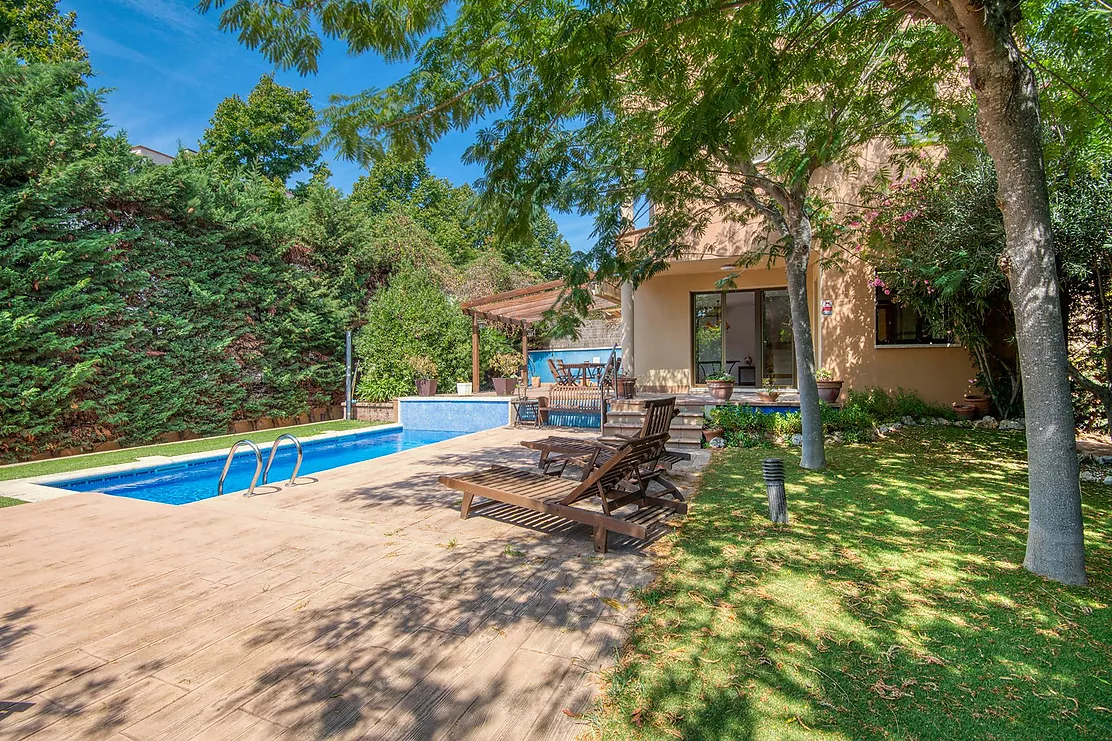 Casa aparellada amb jardí i piscina privada.