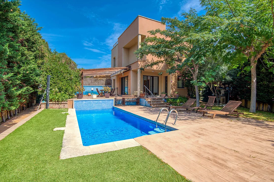 Maison jumelée avec jardin et piscine privée.