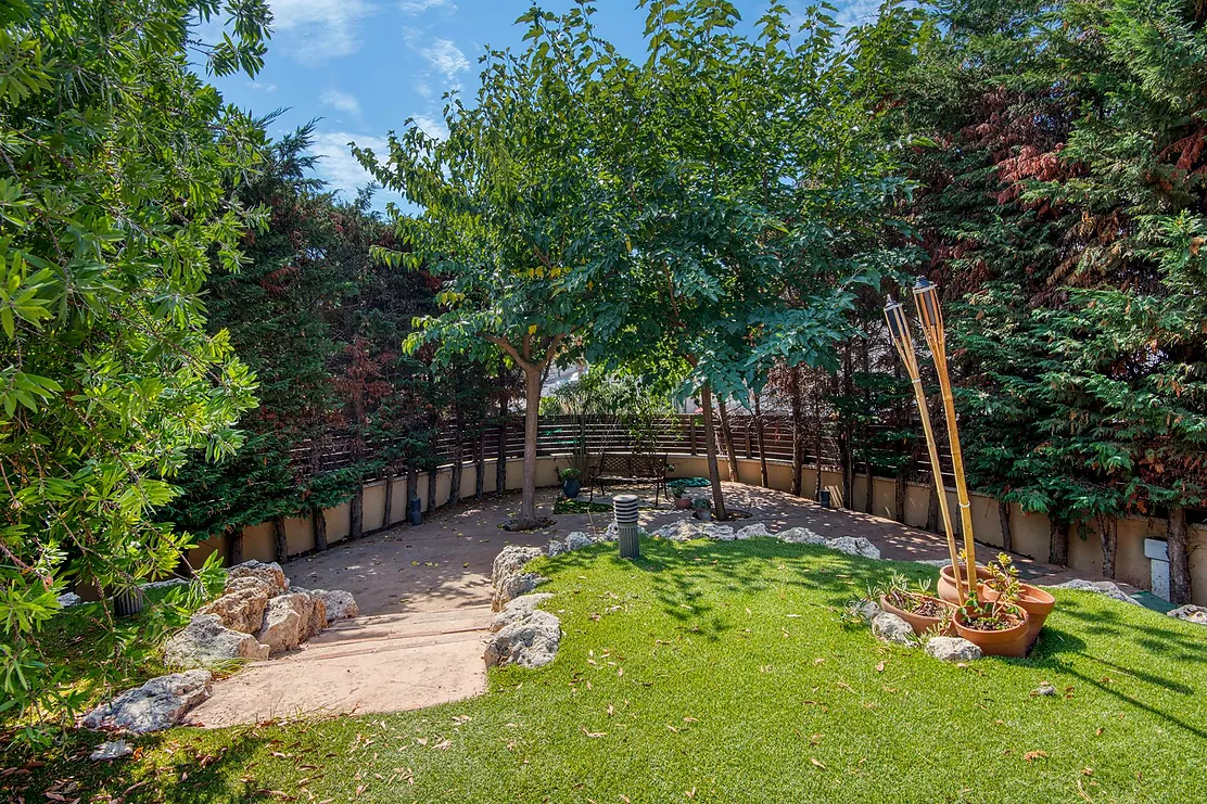 Casa aparellada amb jardí i piscina privada.