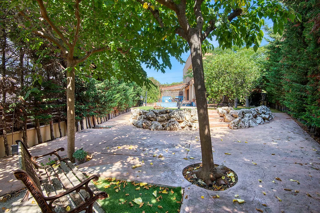 Casa aparellada amb jardí i piscina privada.