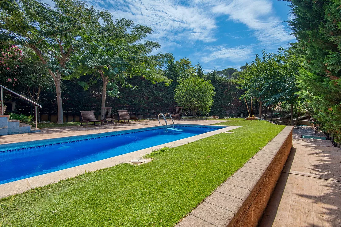 Casa aparellada amb jardí i piscina privada.