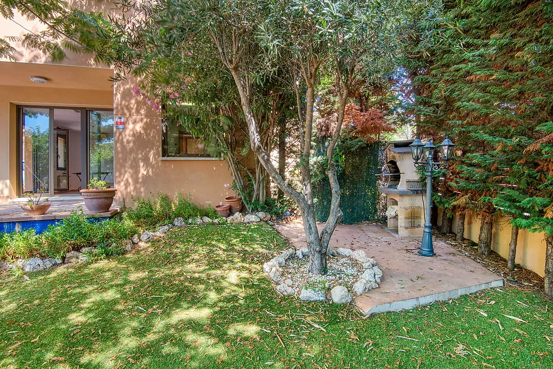 Casa aparellada amb jardí i piscina privada.