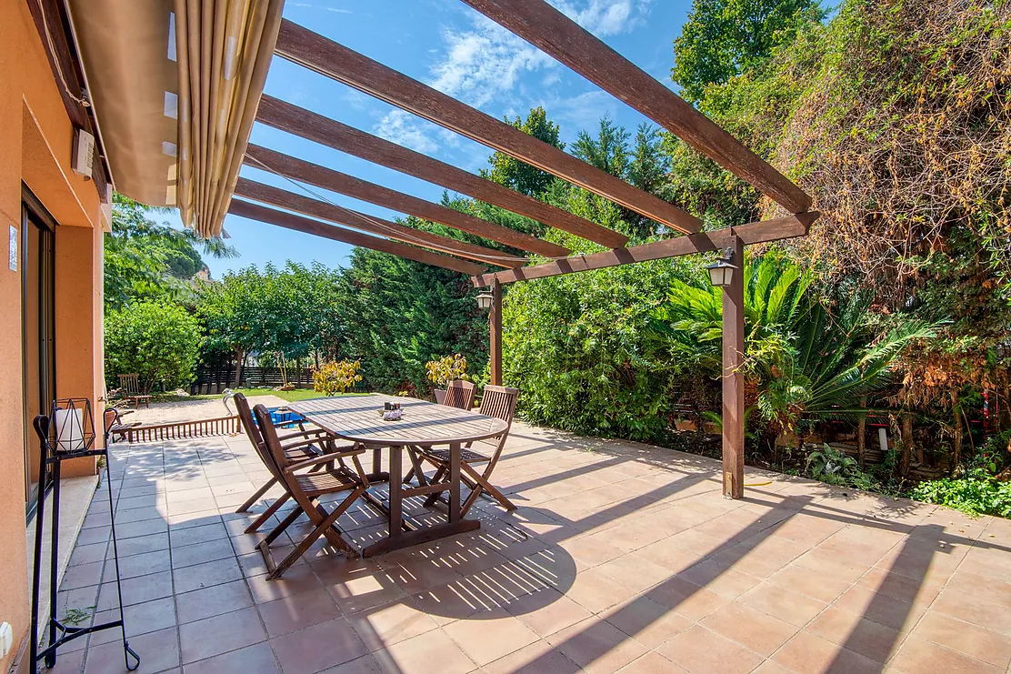 Casa aparellada amb jardí i piscina privada.