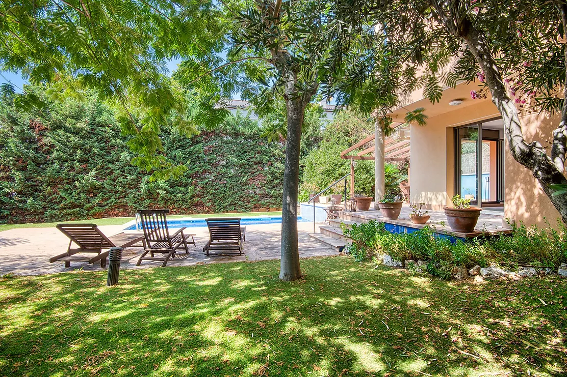 Casa aparellada amb jardí i piscina privada.